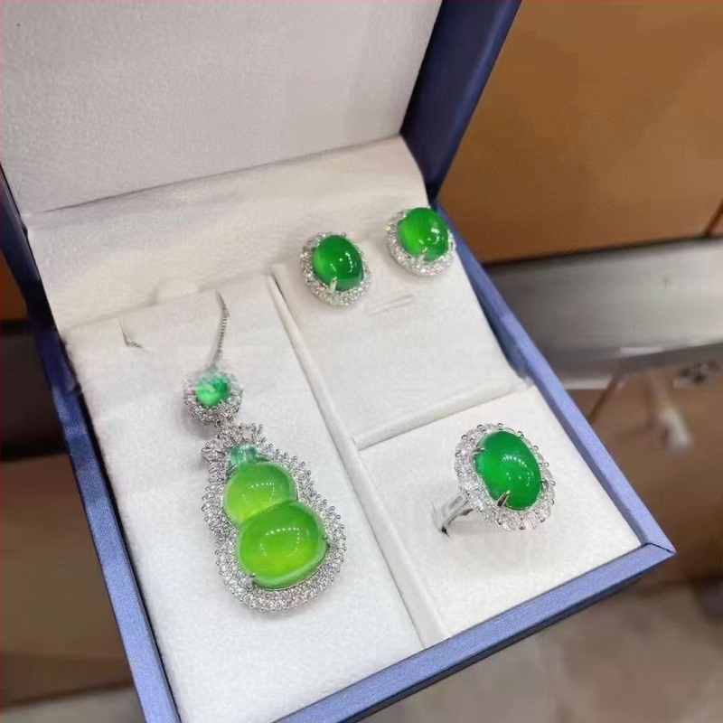 Sudraba pārklājuma chalcedona rotaslietu komplekts: dabīgais chalcedons kulons, auskari un rokassprādze; materiāls: chalcedons, apdare: pulēšana, avots: dabisks, stils: moderns minimālais