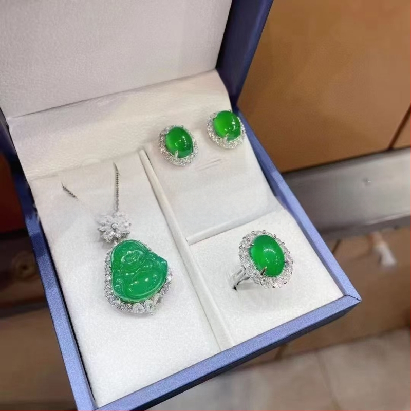 Sudraba pārklājuma chalcedona rotaslietu komplekts: dabīgais chalcedons kulons, auskari un rokassprādze; materiāls: chalcedons, apdare: pulēšana, avots: dabisks, stils: moderns minimālais