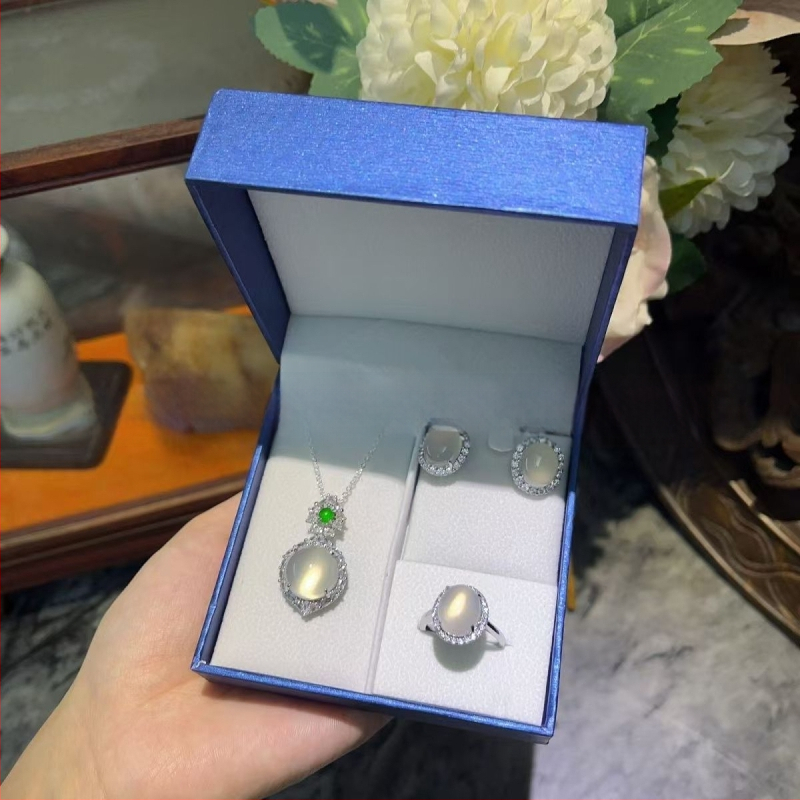 Sudraba pārklājuma chalcedona rotaslietu komplekts: dabīgais chalcedons kulons, auskari un rokassprādze; materiāls: chalcedons, apdare: pulēšana, avots: dabisks, stils: moderns minimālais