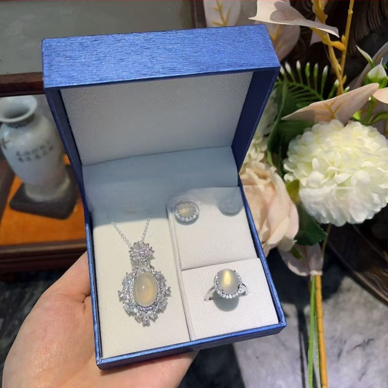 Sudraba pārklājuma chalcedona rotaslietu komplekts: dabīgais chalcedons kulons, auskari un rokassprādze; materiāls: chalcedons, apdare: pulēšana, avots: dabisks, stils: moderns minimālais