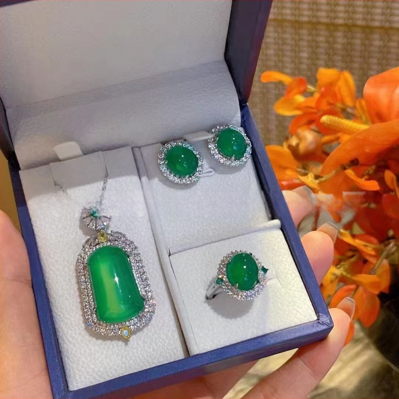 Sudraba pārklājuma chalcedona rotaslietu komplekts: dabīgais chalcedons kulons, auskari un rokassprādze; materiāls: chalcedons, apdare: pulēšana, avots: dabisks, stils: moderns minimālais