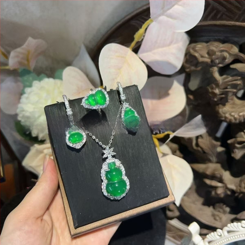 Sudraba pārklājuma chalcedona rotaslietu komplekts: dabīgais chalcedons kulons, auskari un rokassprādze; materiāls: chalcedons, apdare: pulēšana, avots: dabisks, stils: moderns minimālais