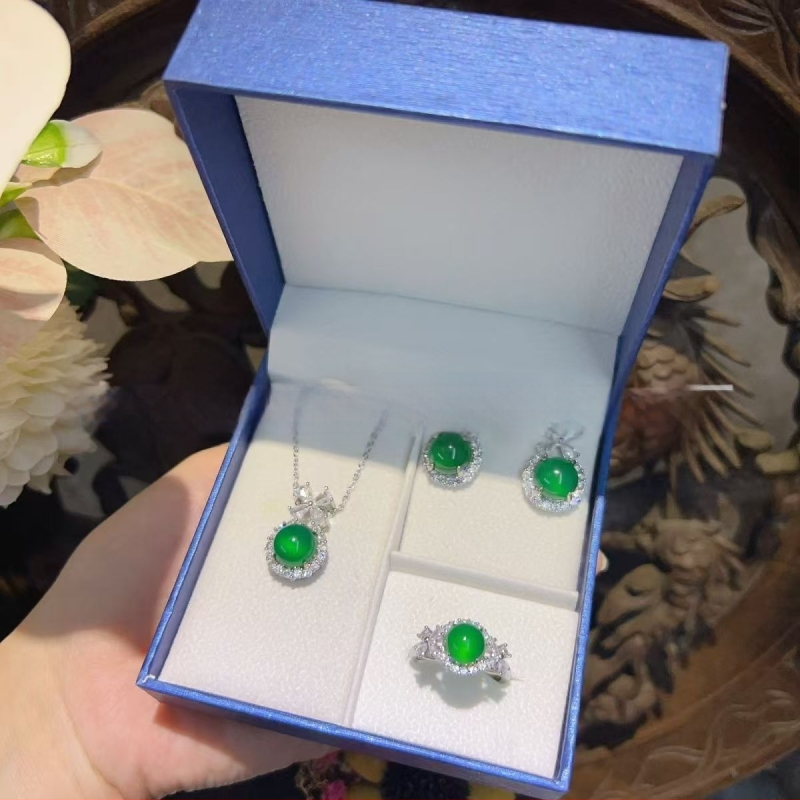 Sudraba pārklājuma chalcedona rotaslietu komplekts: dabīgais chalcedons kulons, auskari un rokassprādze; materiāls: chalcedons, apdare: pulēšana, avots: dabisks, stils: moderns minimālais