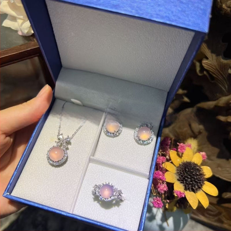 Sudraba pārklājuma chalcedona rotaslietu komplekts: dabīgais chalcedons kulons, auskari un rokassprādze; materiāls: chalcedons, apdare: pulēšana, avots: dabisks, stils: moderns minimālais