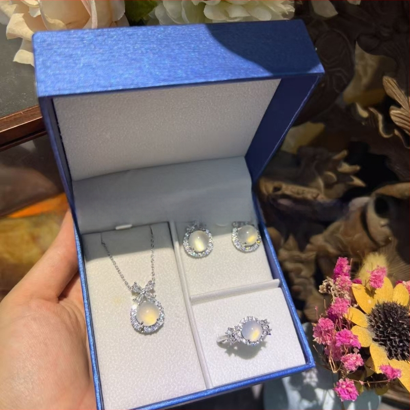 Sudraba pārklājuma chalcedona rotaslietu komplekts: dabīgais chalcedons kulons, auskari un rokassprādze; materiāls: chalcedons, apdare: pulēšana, avots: dabisks, stils: moderns minimālais