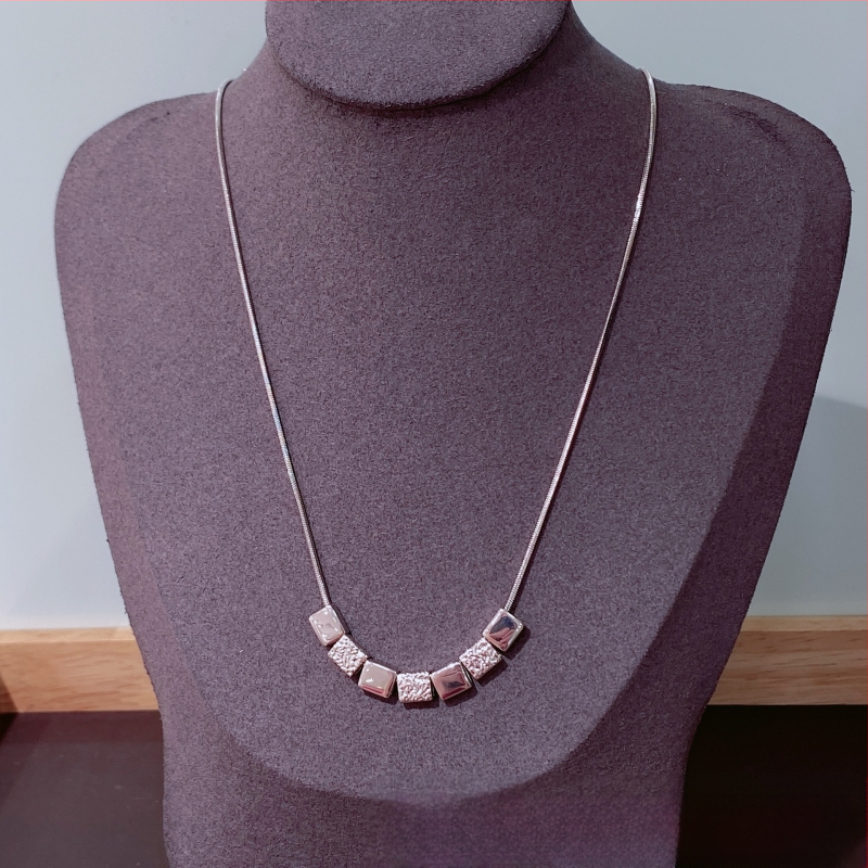 Moterų kaklo papuošalas iš vario, elektroplakatinės apdailos, pakabukas iš lydinio, klavikulinio tipo grandinė, širdies formos, mazgas ir geometrinis dizainas