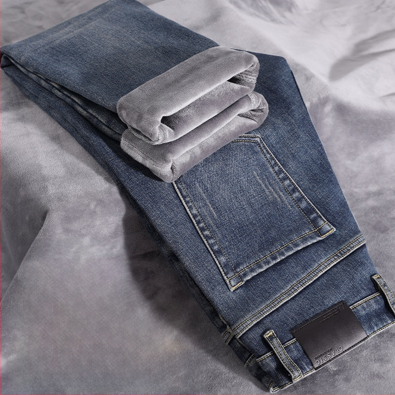 Vīriešu džinsi ar taisu piegriezumu no denima, flīsa oderē, vidējā josta, mikroelastiskums, piecu kabatu dizains