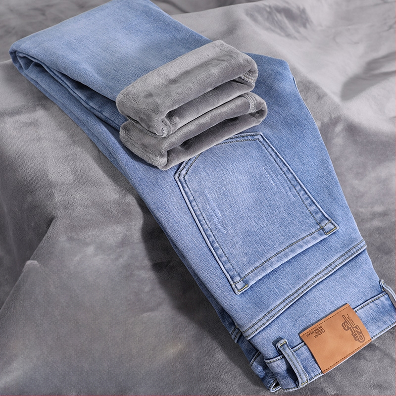 Vīriešu džinsi ar taisu piegriezumu no denima, flīsa oderē, vidējā josta, mikroelastiskums, piecu kabatu dizains