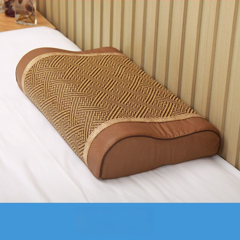 Medvilninis pagalvių užvalkalas, paprasto audimo (plokščio pynimo) audinys, reaktyvus dažymas, šiuolaikiškas minimalistinis stilius.