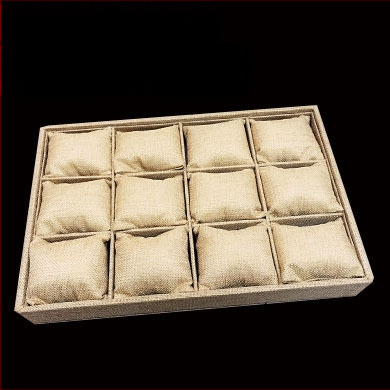 Metāla rotaslietu izstādes trauks ar 12 nodalījumiem – gredieniem, kaklarotām, rokassprādzēm un kuloniem; mākslinieciskais stils, izcelsme: Jilin, 2025. gada pavasaris