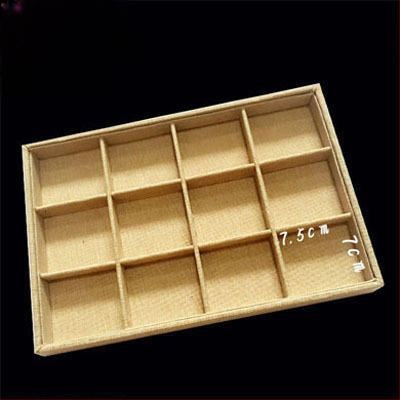 Metāla rotaslietu izstādes trauks ar 12 nodalījumiem – gredieniem, kaklarotām, rokassprādzēm un kuloniem; mākslinieciskais stils, izcelsme: Jilin, 2025. gada pavasaris