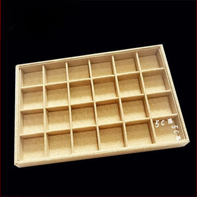 Metāla rotaslietu izstādes trauks ar 12 nodalījumiem – gredieniem, kaklarotām, rokassprādzēm un kuloniem; mākslinieciskais stils, izcelsme: Jilin, 2025. gada pavasaris