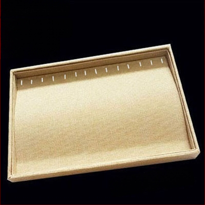 Metāla rotaslietu izstādes trauks ar 12 nodalījumiem – gredieniem, kaklarotām, rokassprādzēm un kuloniem; mākslinieciskais stils, izcelsme: Jilin, 2025. gada pavasaris