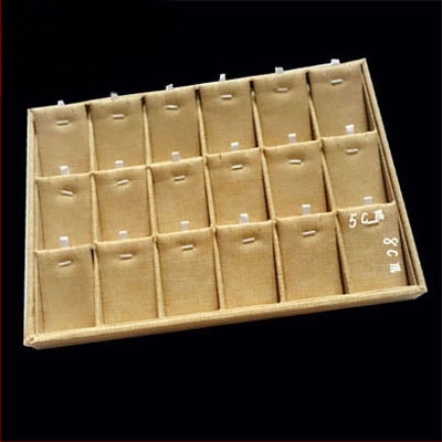 Metāla rotaslietu izstādes trauks ar 12 nodalījumiem – gredieniem, kaklarotām, rokassprādzēm un kuloniem; mākslinieciskais stils, izcelsme: Jilin, 2025. gada pavasaris