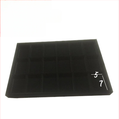 Metāla rotaslietu izstādes trauks ar 12 nodalījumiem – gredieniem, kaklarotām, rokassprādzēm un kuloniem; mākslinieciskais stils, izcelsme: Jilin, 2025. gada pavasaris