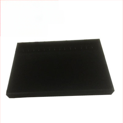 Metāla rotaslietu izstādes trauks ar 12 nodalījumiem – gredieniem, kaklarotām, rokassprādzēm un kuloniem; mākslinieciskais stils, izcelsme: Jilin, 2025. gada pavasaris