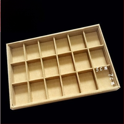 Metāla rotaslietu izstādes trauks ar 12 nodalījumiem – gredieniem, kaklarotām, rokassprādzēm un kuloniem; mākslinieciskais stils, izcelsme: Jilin, 2025. gada pavasaris