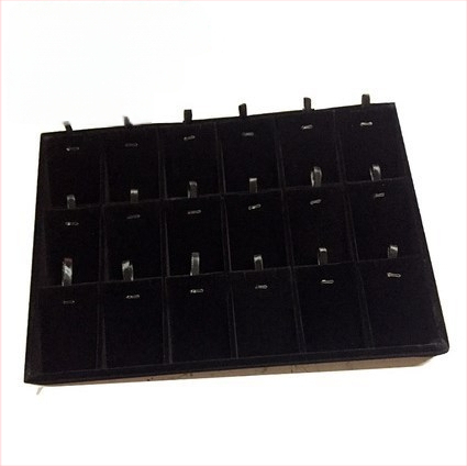 Metāla rotaslietu izstādes trauks ar 12 nodalījumiem – gredieniem, kaklarotām, rokassprādzēm un kuloniem; mākslinieciskais stils, izcelsme: Jilin, 2025. gada pavasaris