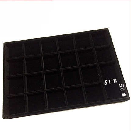 Metāla rotaslietu izstādes trauks ar 12 nodalījumiem – gredieniem, kaklarotām, rokassprādzēm un kuloniem; mākslinieciskais stils, izcelsme: Jilin, 2025. gada pavasaris