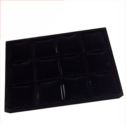 Metāla rotaslietu izstādes trauks ar 12 nodalījumiem – gredieniem, kaklarotām, rokassprādzēm un kuloniem; mākslinieciskais stils, izcelsme: Jilin, 2025. gada pavasaris