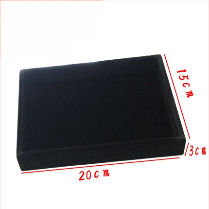 Metāla rotaslietu izstādes trauks ar 12 nodalījumiem – gredieniem, kaklarotām, rokassprādzēm un kuloniem; mākslinieciskais stils, izcelsme: Jilin, 2025. gada pavasaris