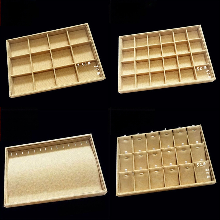 Metāla rotaslietu izstādes trauks ar 12 nodalījumiem – gredieniem, kaklarotām, rokassprādzēm un kuloniem; mākslinieciskais stils, izcelsme: Jilin, 2025. gada pavasaris