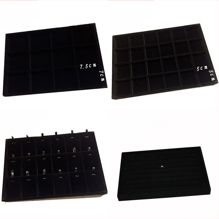 Metāla rotaslietu izstādes trauks ar 12 nodalījumiem – gredieniem, kaklarotām, rokassprādzēm un kuloniem; mākslinieciskais stils, izcelsme: Jilin, 2025. gada pavasaris