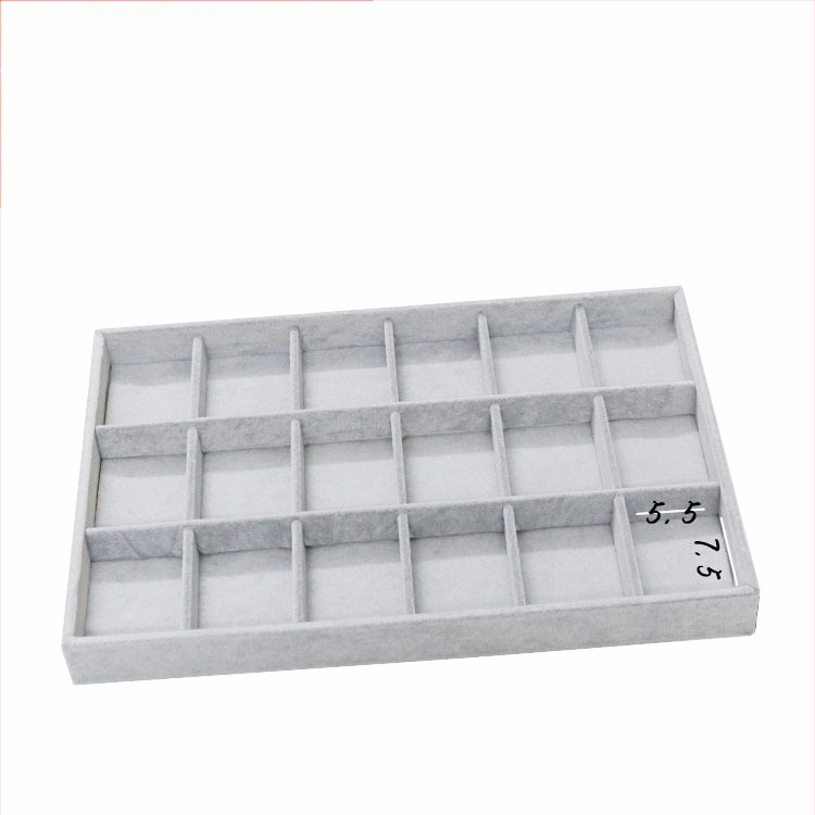 Metāla rotaslietu izstādes trauks ar 12 nodalījumiem – gredieniem, kaklarotām, rokassprādzēm un kuloniem; mākslinieciskais stils, izcelsme: Jilin, 2025. gada pavasaris