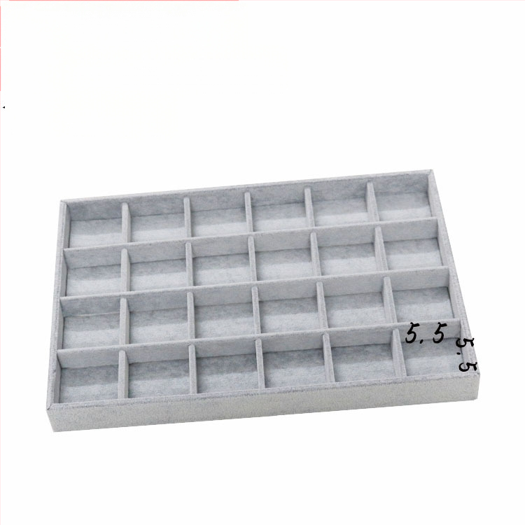 Metāla rotaslietu izstādes trauks ar 12 nodalījumiem – gredieniem, kaklarotām, rokassprādzēm un kuloniem; mākslinieciskais stils, izcelsme: Jilin, 2025. gada pavasaris