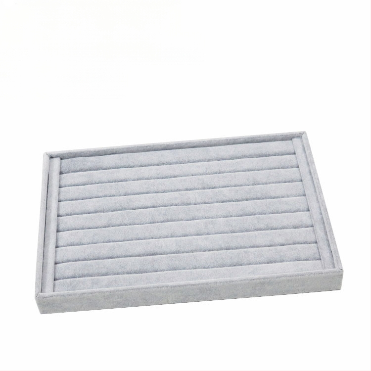 Metāla rotaslietu izstādes trauks ar 12 nodalījumiem – gredieniem, kaklarotām, rokassprādzēm un kuloniem; mākslinieciskais stils, izcelsme: Jilin, 2025. gada pavasaris