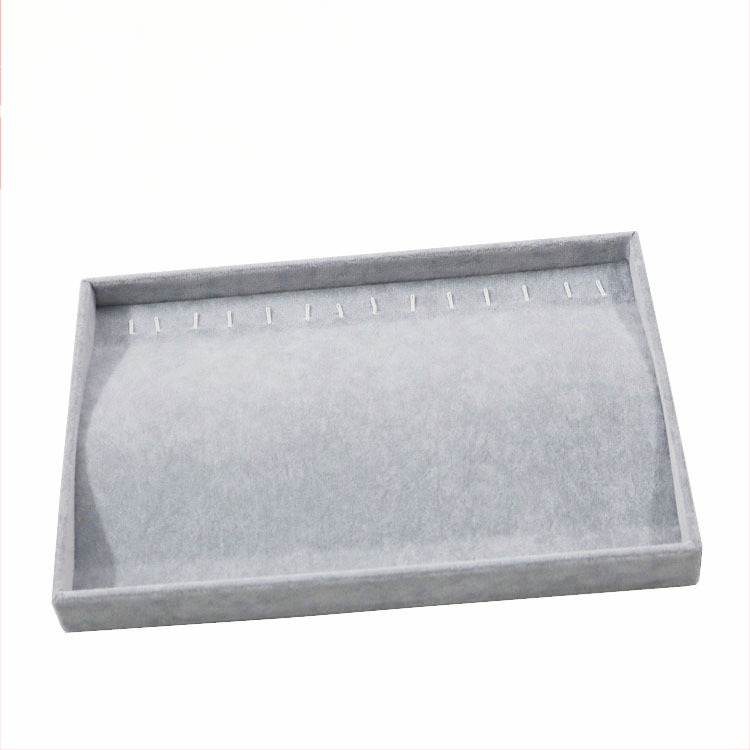 Metāla rotaslietu izstādes trauks ar 12 nodalījumiem – gredieniem, kaklarotām, rokassprādzēm un kuloniem; mākslinieciskais stils, izcelsme: Jilin, 2025. gada pavasaris