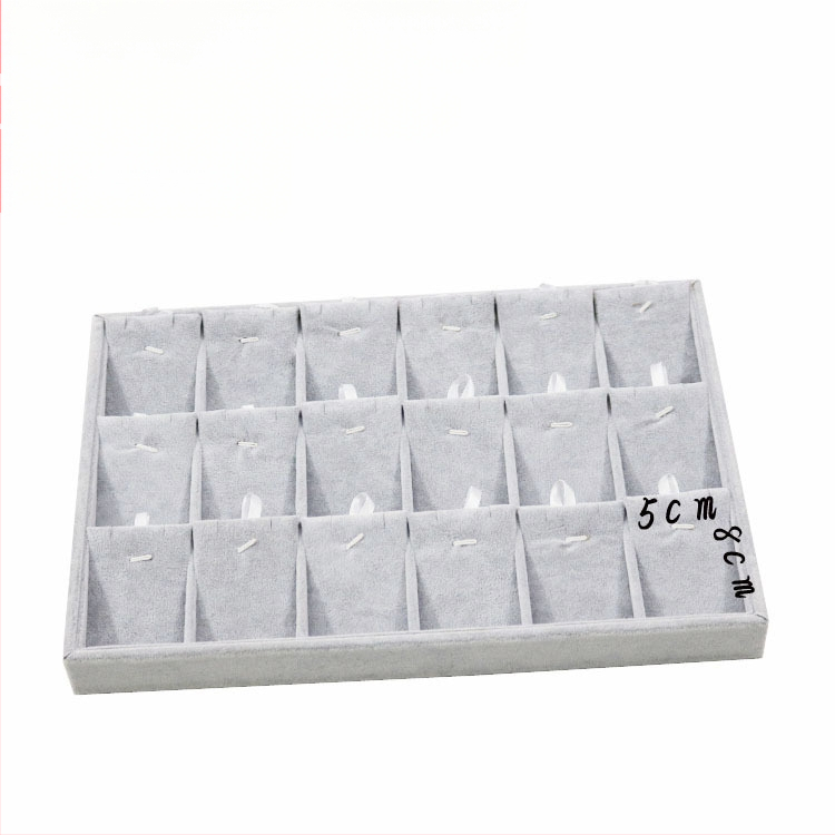 Metāla rotaslietu izstādes trauks ar 12 nodalījumiem – gredieniem, kaklarotām, rokassprādzēm un kuloniem; mākslinieciskais stils, izcelsme: Jilin, 2025. gada pavasaris