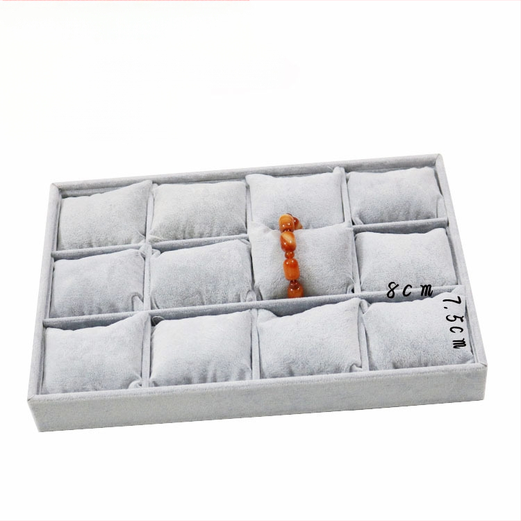 Metāla rotaslietu izstādes trauks ar 12 nodalījumiem – gredieniem, kaklarotām, rokassprādzēm un kuloniem; mākslinieciskais stils, izcelsme: Jilin, 2025. gada pavasaris