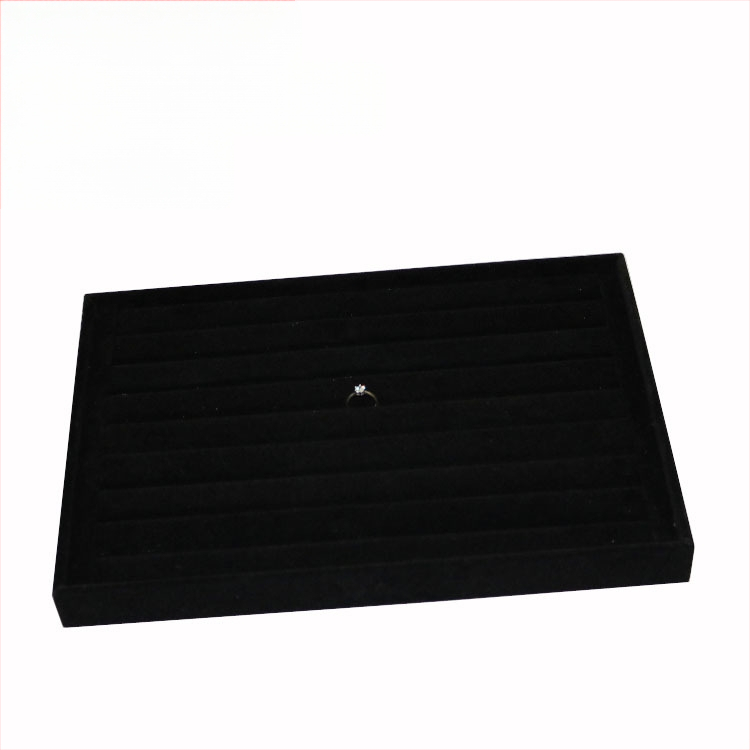 Metāla rotaslietu izstādes trauks ar 12 nodalījumiem – gredieniem, kaklarotām, rokassprādzēm un kuloniem; mākslinieciskais stils, izcelsme: Jilin, 2025. gada pavasaris