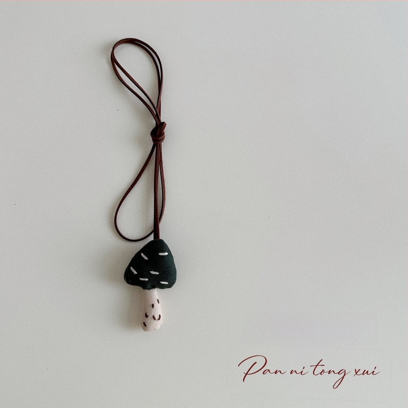 Bērnu kaklarota - rokām darināta, kokvilnas materiāls, karikatūras figūriņa ar 11 cm pagarināšanas ķēdi