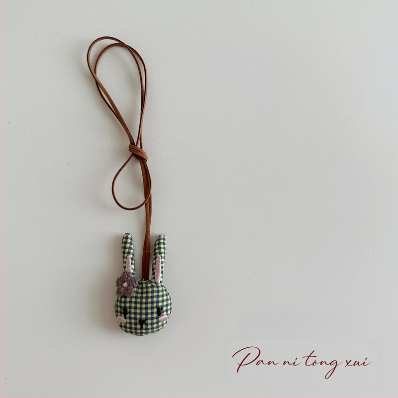 Bērnu kaklarota - rokām darināta, kokvilnas materiāls, karikatūras figūriņa ar 11 cm pagarināšanas ķēdi