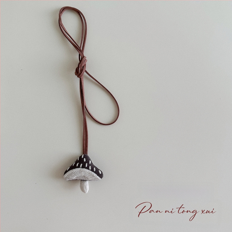 Bērnu kaklarota - rokām darināta, kokvilnas materiāls, karikatūras figūriņa ar 11 cm pagarināšanas ķēdi