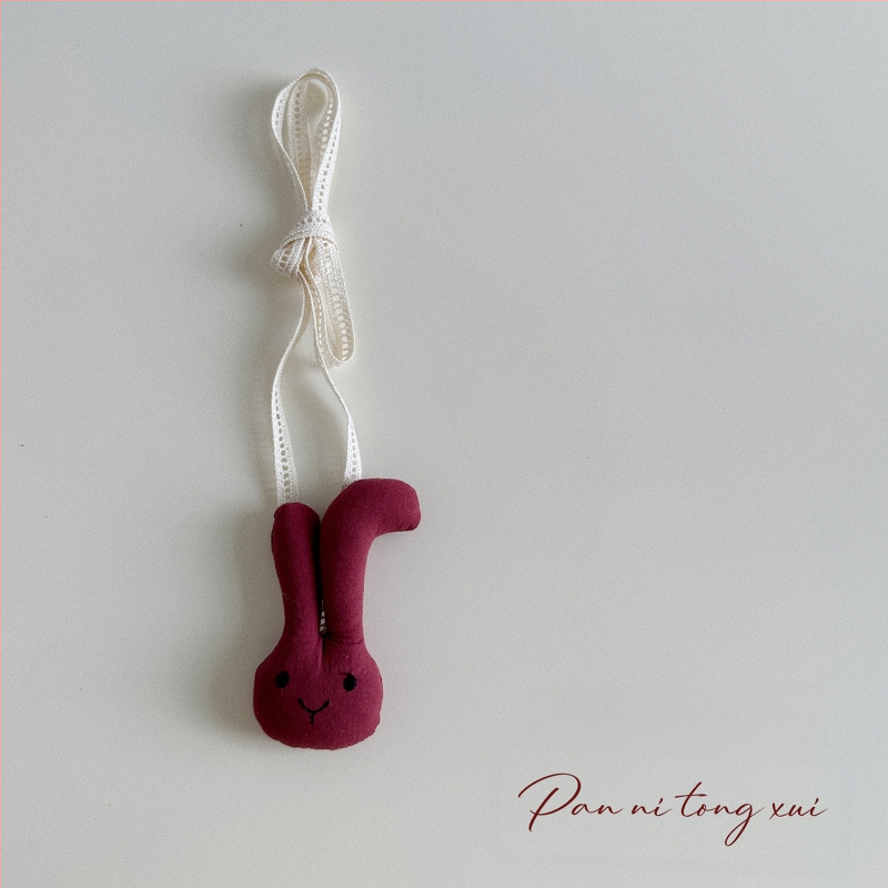 Bērnu kaklarota - rokām darināta, kokvilnas materiāls, karikatūras figūriņa ar 11 cm pagarināšanas ķēdi