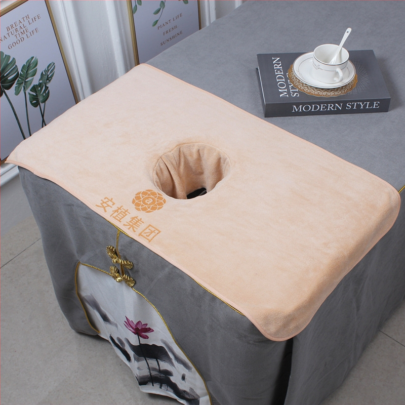 Masažo stalo rankšluostis su skylute, mikropluoštas 100D, svoris virš 200 g, siuvimas, pritaikymas