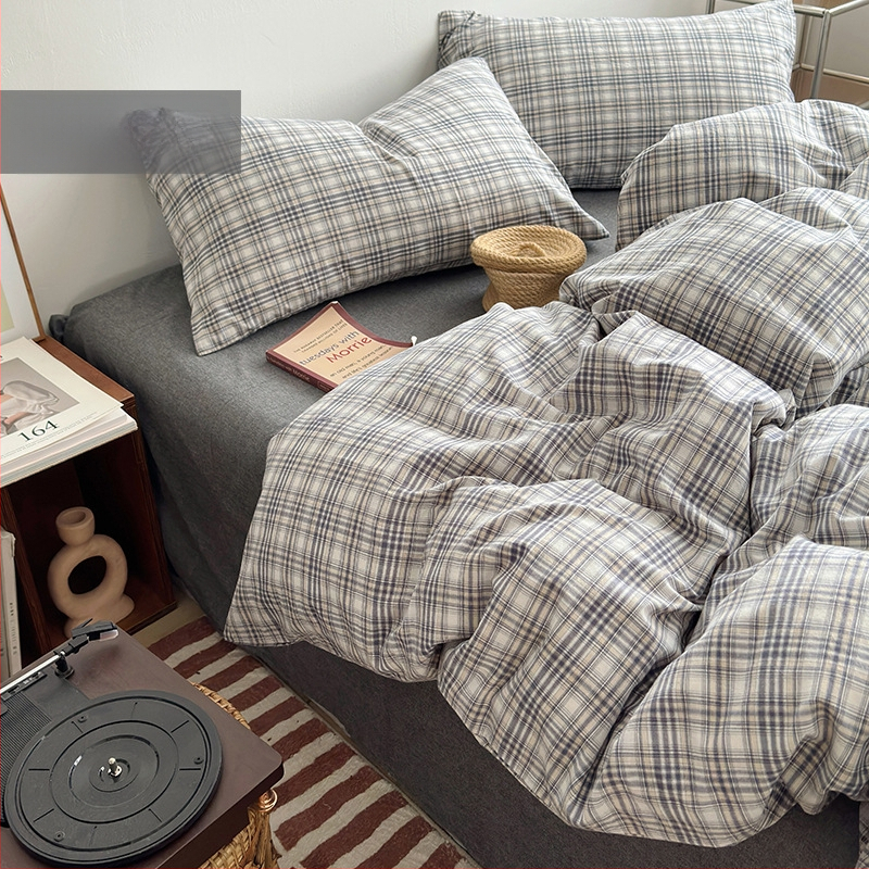 Keturių dalių patalynės komplektas iš 100% medvilnės, siūliniu dažymu, išplautas, languotas raštas