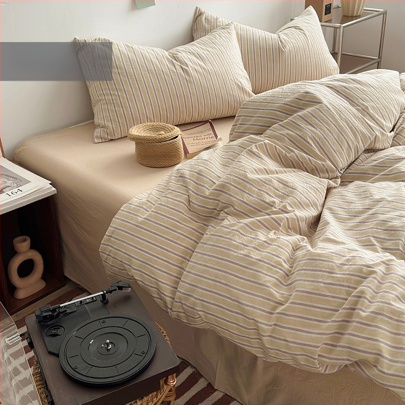 Keturių dalių patalynės komplektas iš 100% medvilnės, siūliniu dažymu, išplautas, languotas raštas