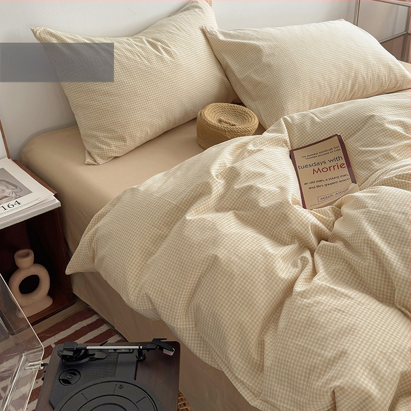 Keturių dalių patalynės komplektas iš 100% medvilnės, siūliniu dažymu, išplautas, languotas raštas