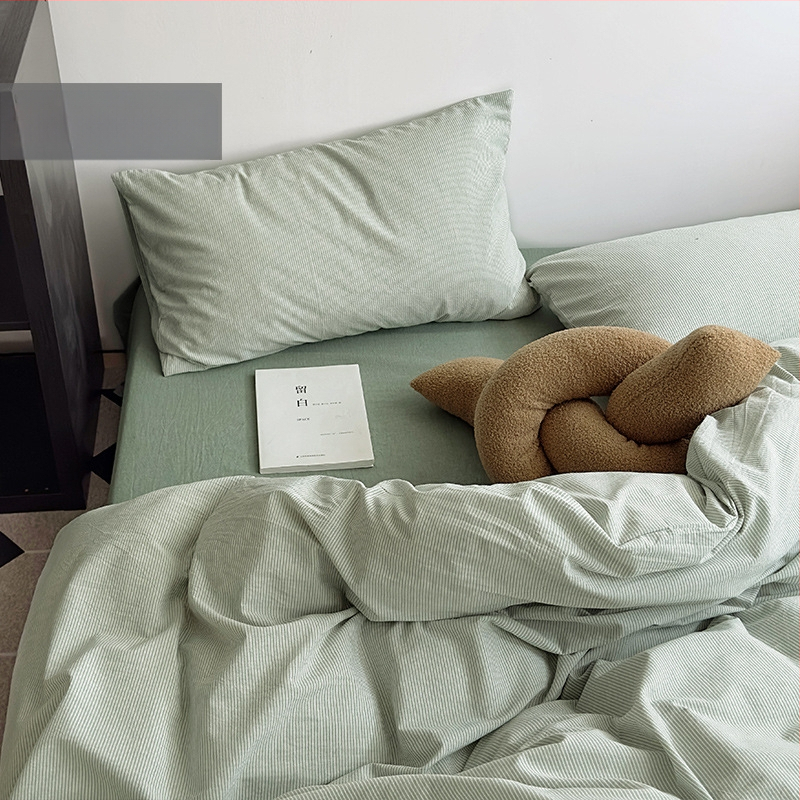 Keturių dalių patalynės komplektas iš 100% medvilnės, siūliniu dažymu, išplautas, languotas raštas