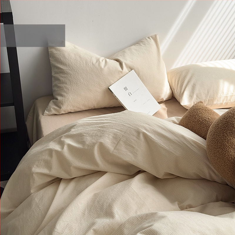 Keturių dalių patalynės komplektas iš 100% medvilnės, siūliniu dažymu, išplautas, languotas raštas