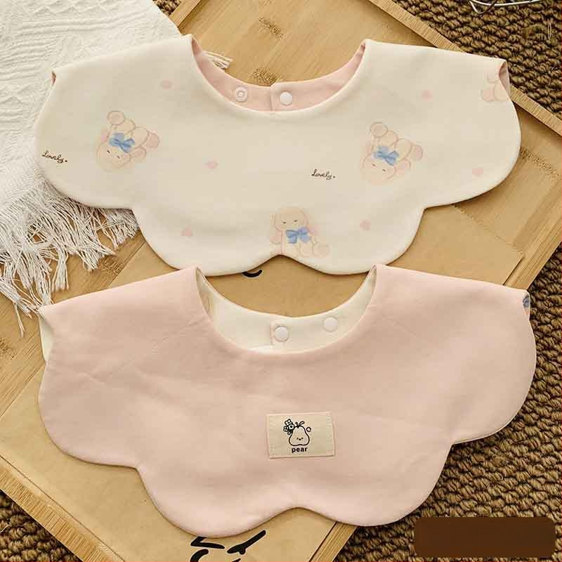 Medvilninė seilinė kūdikiams ir mažiems vaikams (1–3 metų) – dvipusis gėlių raštas, sugerianti