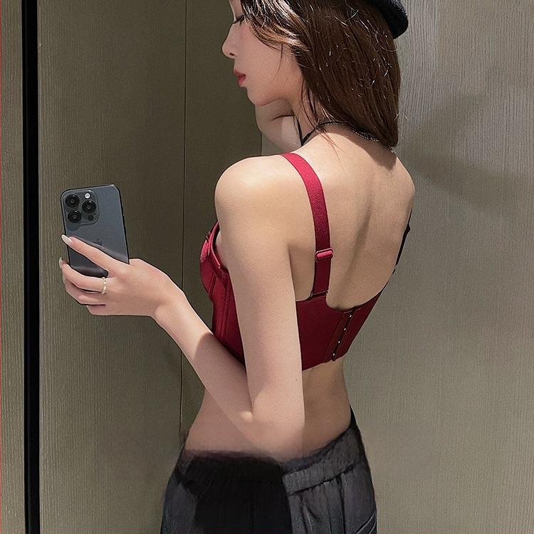 Liemenėlė su 3/4 puodeliais, formuoti puodeliai (viršuje ploni, apačioje storesni), be plieno žiedų, fiksuotos dvigubos petnešos, užpakalinė keturių eilių užsegimas, pagrindinis audinys: nailonas, puodeliai iš medvilnės, įdėklo spandeksas