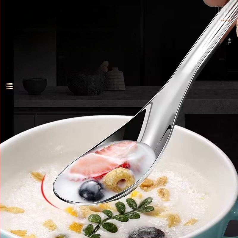 Roostevabast terasest pikkade käepidemetega lusikas koduseks kasutamiseks, sobiv lastele, Korea stiilis lame põhja lusikas toidu söömiseks ja suppi serveerimiseks