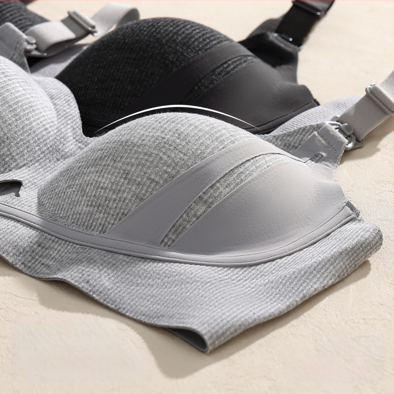 Sutien de alăptare pentru maternitate, bretele fixe, cupe subțiri formate, finisaj lucios, închidere la spate cu patru rânduri de cârlige, material principal viscoză 90–95%