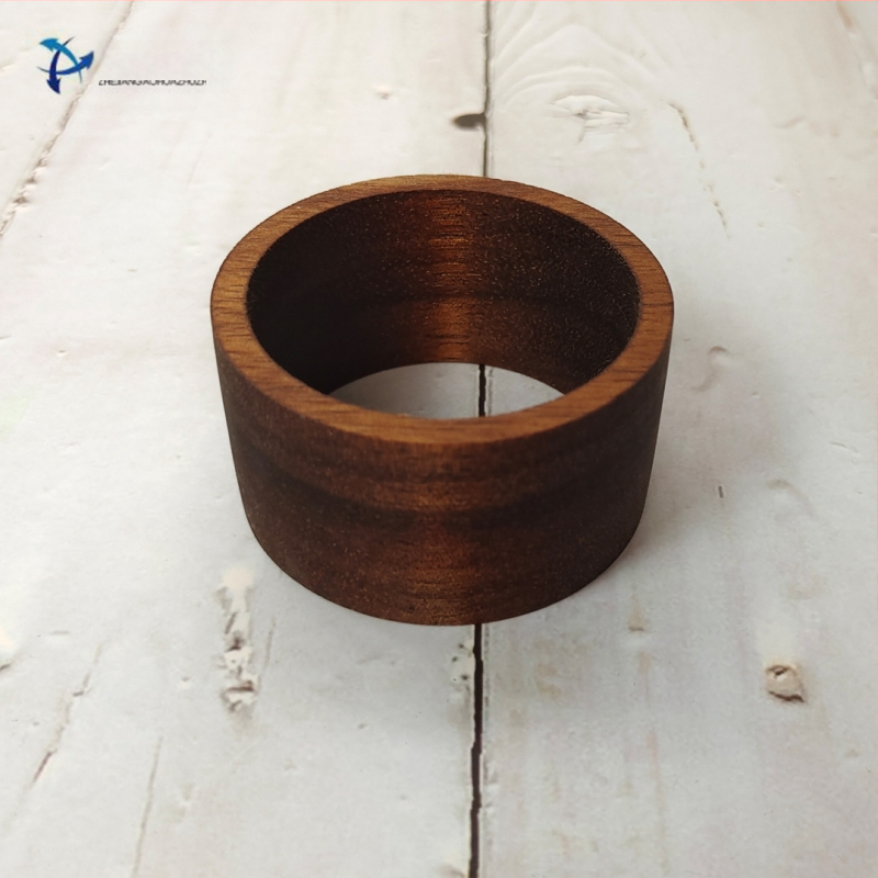 Puidust salvrätiku rõngas, kaasaegne lihtne stiil, viimistlus värvi või õliga, kohandatav pakend, logotüübi trükk