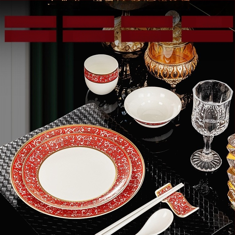 Hotellide lauanõude komplekt kaulporcelianist, Jingdezhenis, kuldne äär, 2 komplekti, sisaldab kausi, taldrikke, tasse, lusikaid, pulkade hoidjaid ja pulkasid